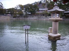 厳島神社・鏡の池・満潮時