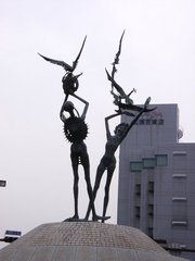 姫路駅前の像.jpg