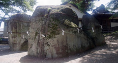 三石神社・巨石.jpg