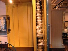横浜税関展示室・コンテナ模型2.jpg