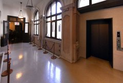 開港記念会館2階廊下.jpg