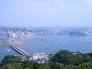 江ノ島タワーから見た江ノ島大橋.jpg