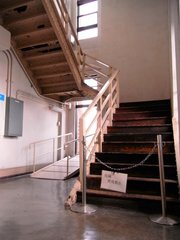 神奈川県庁本庁舎6階塔内階段.jpg