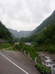バス車中から見た称名滝.jpg
