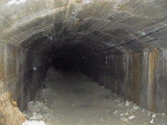精密地震観測室・大坑道・側道2.jpg