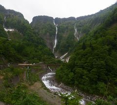 遊歩道から見るハンノキ滝.jpg