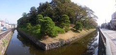 鑁阿寺・南西隅・堀と土塁.jpg