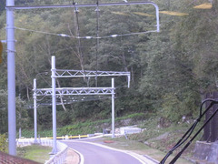 関電トンネルトロリーバス・架線.jpg